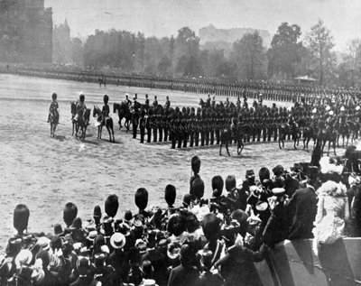 Queen Victoria Day- De Overhandiging van Kleuren aan de Derde Scots Guards, illustratie uit The King, 1 juni 1901 door English Photographer